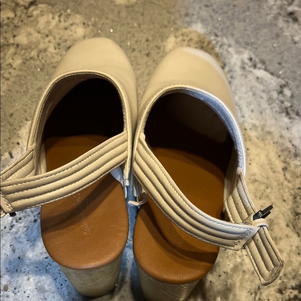 Universal Thread White Mules with Tan Wooden Heel Size 8 - Picture 8 of 10